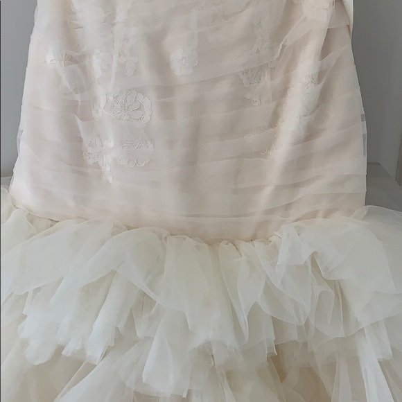 VERA WANG WEDDING DRESS -ADDITIONAL PHOTOS - Picture 7 of 7